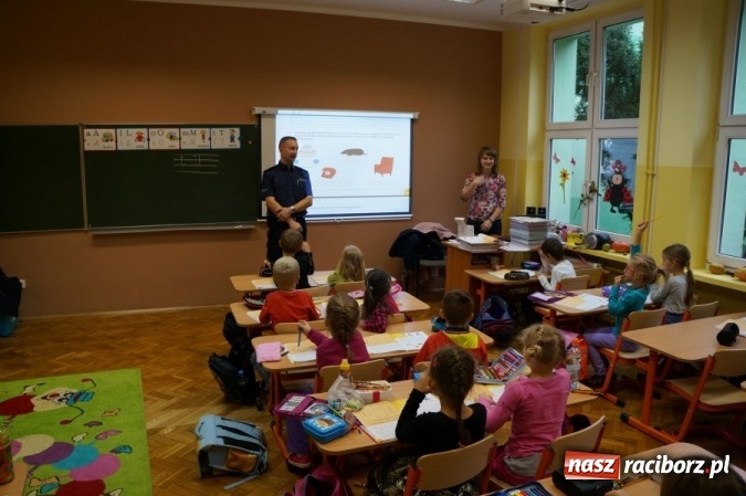 Zdjęcie w galerii na portalu naszraciborz.pl: Uczniowie Szkoły Podstawowej nr 13 noszą na plecakach niebieskie odblaskowe serduszka wiadomości z regionu