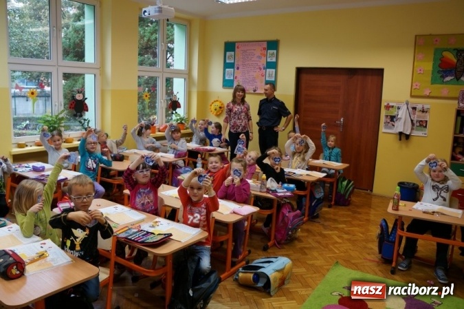 Zdjęcie w galerii na portalu naszraciborz.pl: Uczniowie Szkoły Podstawowej nr 13 noszą na plecakach niebieskie odblaskowe serduszka wiadomości z regionu