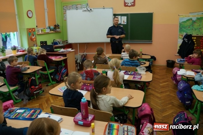 Zdjęcie w galerii na portalu naszraciborz.pl: Uczniowie Szkoły Podstawowej nr 13 noszą na plecakach niebieskie odblaskowe serduszka wiadomości z regionu