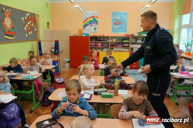 Zdjęcie w galerii na portalu naszraciborz.pl: Uczniowie Szkoły Podstawowej nr 13 noszą na plecakach niebieskie odblaskowe serduszka wiadomości z regionu