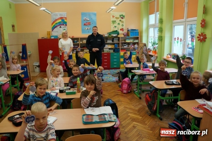 Zdjęcie w galerii na portalu naszraciborz.pl: Uczniowie Szkoły Podstawowej nr 13 noszą na plecakach niebieskie odblaskowe serduszka wiadomości z regionu