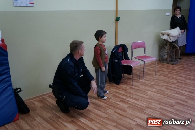 Zdjęcie w galerii na portalu naszraciborz.pl: Policjanci rozmawiali o bezpieczeństwie z uczniami w Rzuchowie  wiadomości z regionu