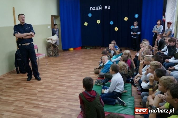Zdjęcie w galerii na portalu naszraciborz.pl: Policjanci rozmawiali o bezpieczeństwie z uczniami w Rzuchowie  wiadomości z regionu