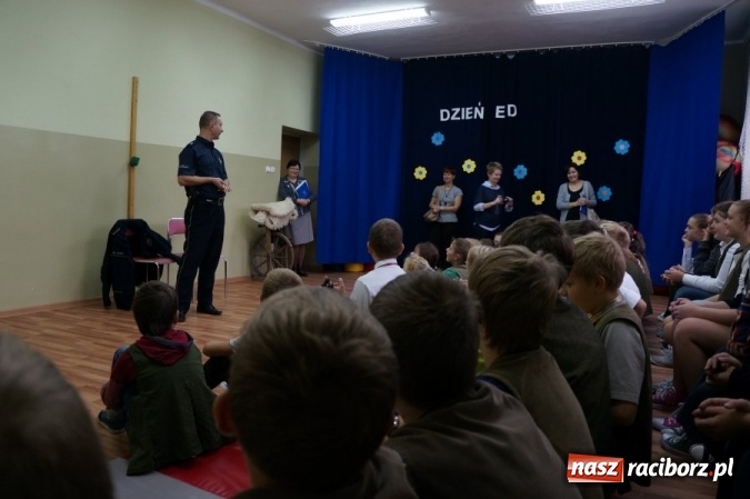 Zdjęcie w galerii na portalu naszraciborz.pl: Policjanci rozmawiali o bezpieczeństwie z uczniami w Rzuchowie  wiadomości z regionu
