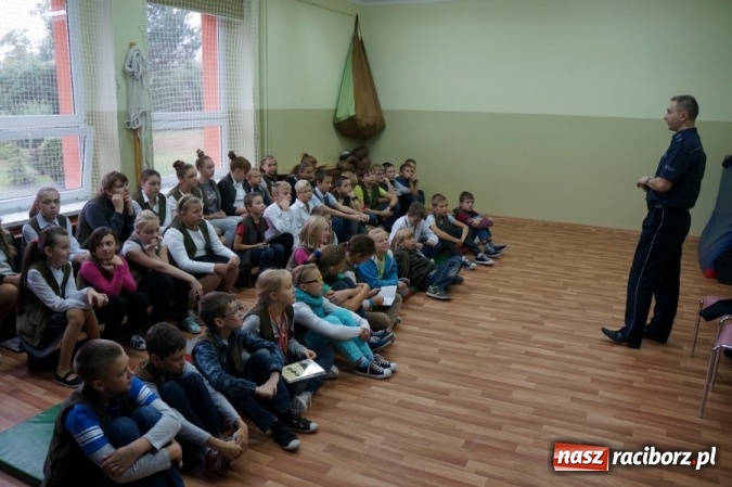 Zdjęcie w galerii na portalu naszraciborz.pl: Policjanci rozmawiali o bezpieczeństwie z uczniami w Rzuchowie  wiadomości z regionu