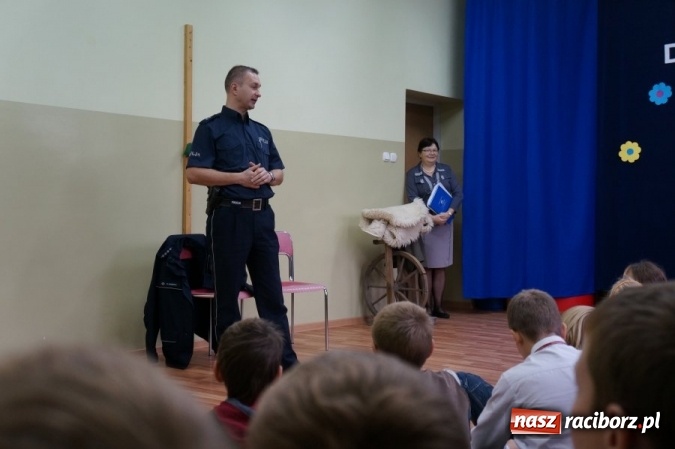 Zdjęcie w galerii na portalu naszraciborz.pl: Policjanci rozmawiali o bezpieczeństwie z uczniami w Rzuchowie  wiadomości z regionu