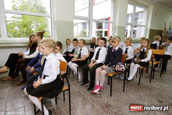 Zdjęcie w galerii na portalu naszraciborz.pl: W szkole na Ostrogu spotkanie pokoleń wiadomości z regionu