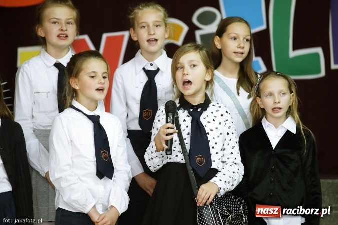 Zdjęcie w galerii na portalu naszraciborz.pl: W szkole na Ostrogu spotkanie pokoleń wiadomości z regionu