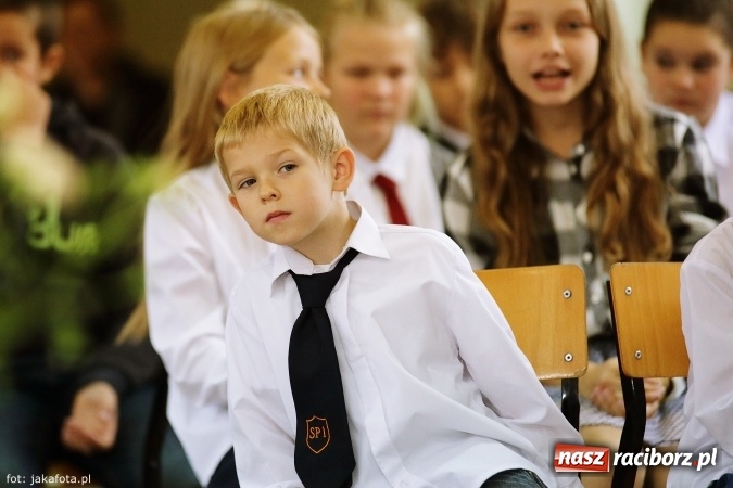 Zdjęcie w galerii na portalu naszraciborz.pl: W szkole na Ostrogu spotkanie pokoleń wiadomości z regionu