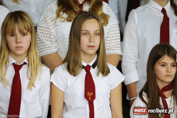 Zdjęcie w galerii na portalu naszraciborz.pl: W szkole na Ostrogu spotkanie pokoleń wiadomości z regionu