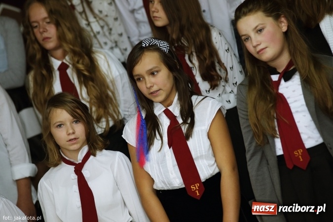 Zdjęcie w galerii na portalu naszraciborz.pl: W szkole na Ostrogu spotkanie pokoleń wiadomości z regionu