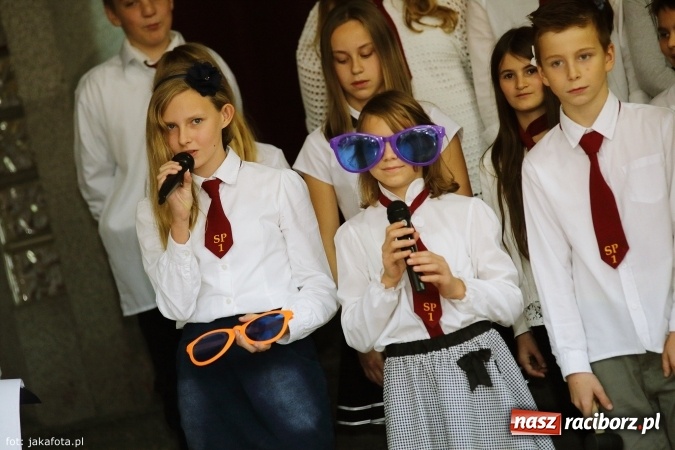 Zdjęcie w galerii na portalu naszraciborz.pl: W szkole na Ostrogu spotkanie pokoleń wiadomości z regionu