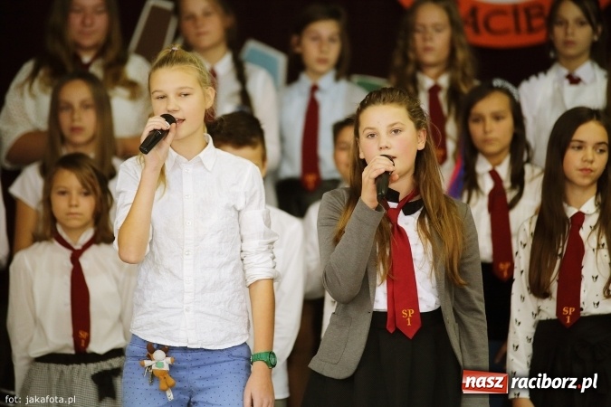 Zdjęcie w galerii na portalu naszraciborz.pl: W szkole na Ostrogu spotkanie pokoleń wiadomości z regionu