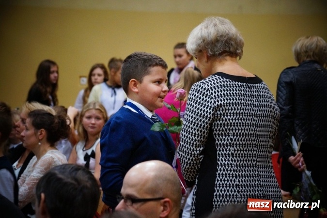 Zdjęcie w galerii na portalu naszraciborz.pl: Kwiaty, gratulacje i uśmiechy na Dniu Nauczyciela w Nędzy  wiadomości z regionu