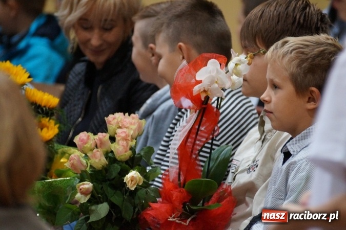 Zdjęcie w galerii na portalu naszraciborz.pl: Kwiaty, gratulacje i uśmiechy na Dniu Nauczyciela w Nędzy  wiadomości z regionu