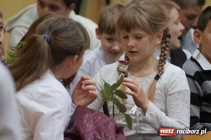 Zdjęcie w galerii na portalu naszraciborz.pl: Kwiaty, gratulacje i uśmiechy na Dniu Nauczyciela w Nędzy  wiadomości z regionu