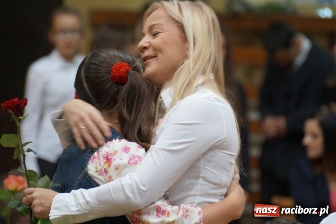 Zdjęcie w galerii na portalu naszraciborz.pl: Kwiaty, gratulacje i uśmiechy na Dniu Nauczyciela w Nędzy  wiadomości z regionu