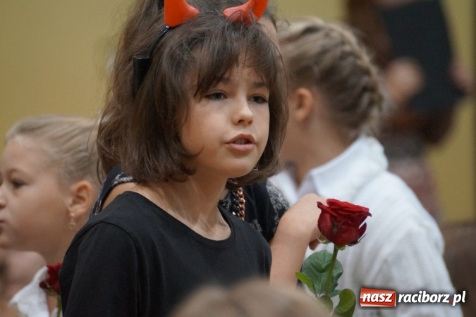 Zdjęcie w galerii na portalu naszraciborz.pl: Kwiaty, gratulacje i uśmiechy na Dniu Nauczyciela w Nędzy  wiadomości z regionu