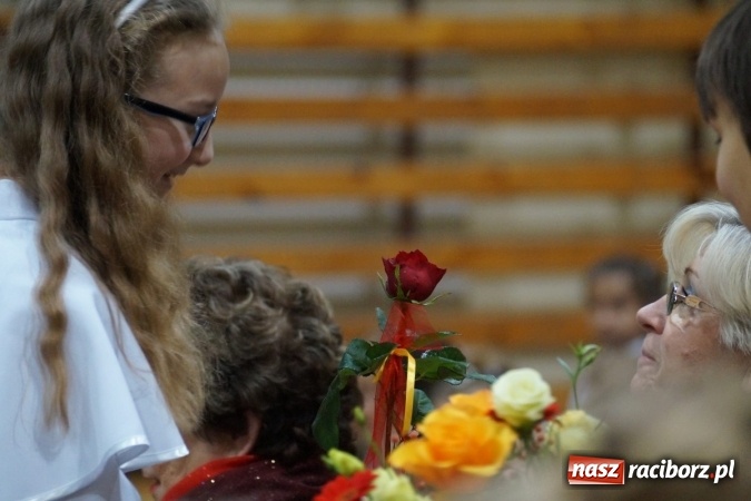 Zdjęcie w galerii na portalu naszraciborz.pl: Kwiaty, gratulacje i uśmiechy na Dniu Nauczyciela w Nędzy  wiadomości z regionu
