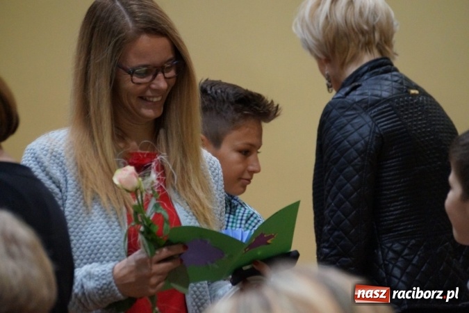 Zdjęcie w galerii na portalu naszraciborz.pl: Kwiaty, gratulacje i uśmiechy na Dniu Nauczyciela w Nędzy  wiadomości z regionu