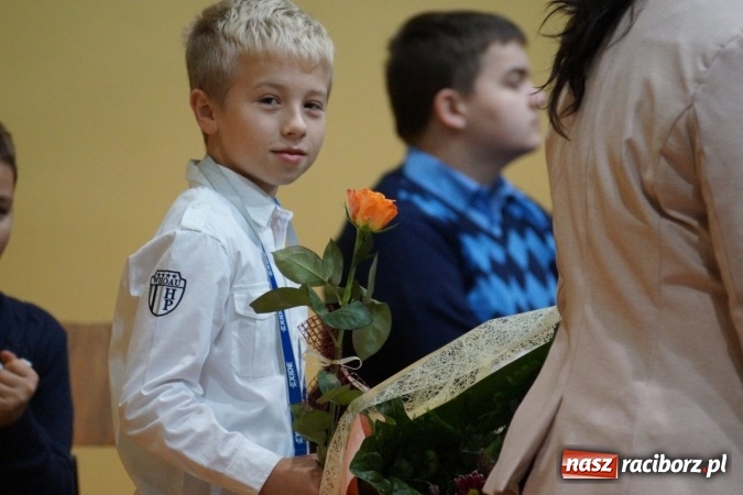Zdjęcie w galerii na portalu naszraciborz.pl: Kwiaty, gratulacje i uśmiechy na Dniu Nauczyciela w Nędzy  wiadomości z regionu
