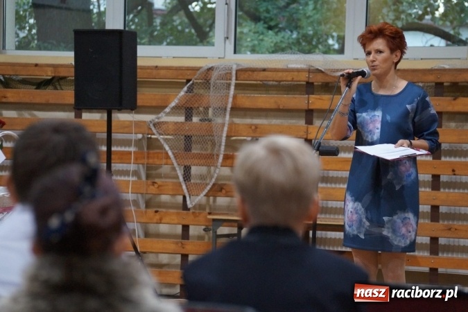 Zdjęcie w galerii na portalu naszraciborz.pl: Kwiaty, gratulacje i uśmiechy na Dniu Nauczyciela w Nędzy  wiadomości z regionu