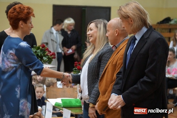 Zdjęcie w galerii na portalu naszraciborz.pl: Kwiaty, gratulacje i uśmiechy na Dniu Nauczyciela w Nędzy  wiadomości z regionu