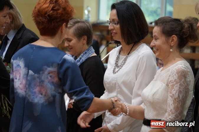 Zdjęcie w galerii na portalu naszraciborz.pl: Kwiaty, gratulacje i uśmiechy na Dniu Nauczyciela w Nędzy  wiadomości z regionu