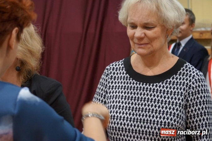 Zdjęcie w galerii na portalu naszraciborz.pl: Kwiaty, gratulacje i uśmiechy na Dniu Nauczyciela w Nędzy  wiadomości z regionu