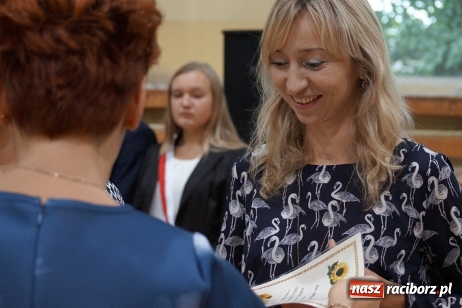 Zdjęcie w galerii na portalu naszraciborz.pl: Kwiaty, gratulacje i uśmiechy na Dniu Nauczyciela w Nędzy  wiadomości z regionu