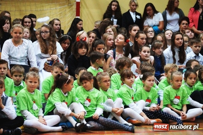 Zdjęcie w galerii na portalu naszraciborz.pl: Kwiaty, gratulacje i uśmiechy na Dniu Nauczyciela w Nędzy  wiadomości z regionu