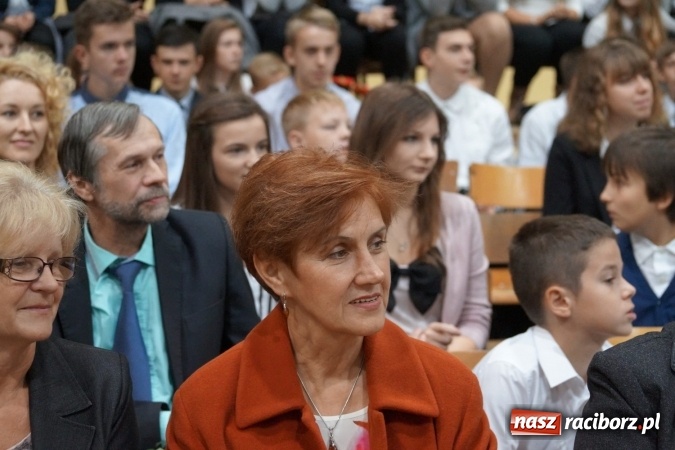 Zdjęcie w galerii na portalu naszraciborz.pl: Kwiaty, gratulacje i uśmiechy na Dniu Nauczyciela w Nędzy  wiadomości z regionu