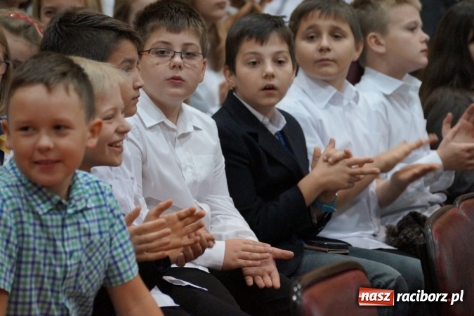 Zdjęcie w galerii na portalu naszraciborz.pl: Kwiaty, gratulacje i uśmiechy na Dniu Nauczyciela w Nędzy  wiadomości z regionu