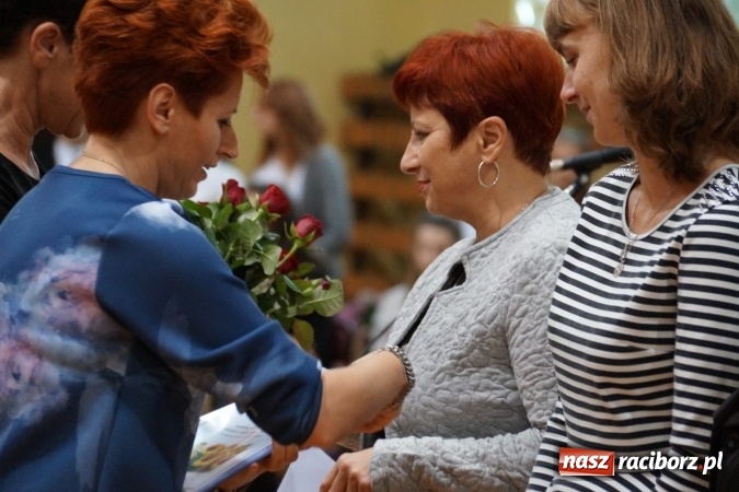 Zdjęcie w galerii na portalu naszraciborz.pl: Kwiaty, gratulacje i uśmiechy na Dniu Nauczyciela w Nędzy  wiadomości z regionu
