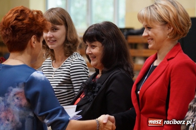Zdjęcie w galerii na portalu naszraciborz.pl: Kwiaty, gratulacje i uśmiechy na Dniu Nauczyciela w Nędzy  wiadomości z regionu