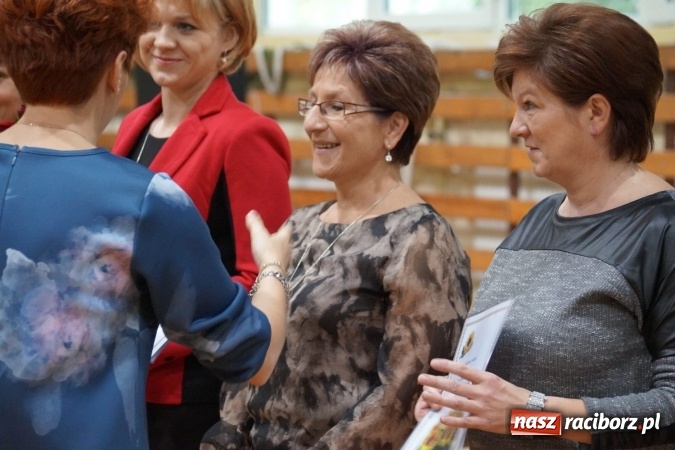 Zdjęcie w galerii na portalu naszraciborz.pl: Kwiaty, gratulacje i uśmiechy na Dniu Nauczyciela w Nędzy  wiadomości z regionu