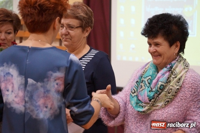 Zdjęcie w galerii na portalu naszraciborz.pl: Kwiaty, gratulacje i uśmiechy na Dniu Nauczyciela w Nędzy  wiadomości z regionu