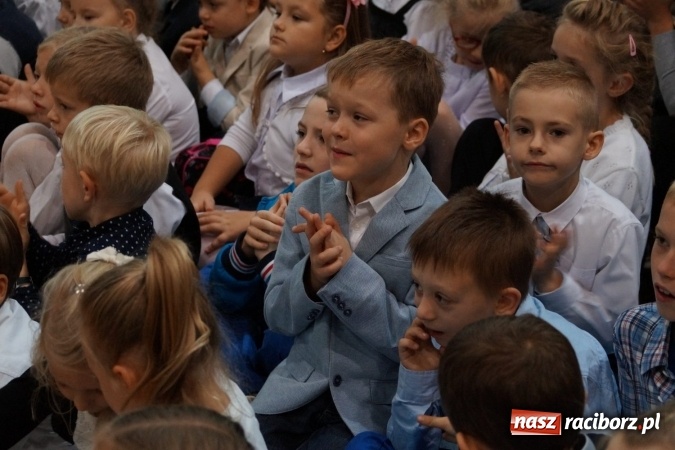 Zdjęcie w galerii na portalu naszraciborz.pl: Kwiaty, gratulacje i uśmiechy na Dniu Nauczyciela w Nędzy  wiadomości z regionu