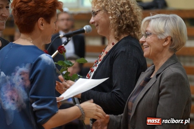 Zdjęcie w galerii na portalu naszraciborz.pl: Kwiaty, gratulacje i uśmiechy na Dniu Nauczyciela w Nędzy  wiadomości z regionu