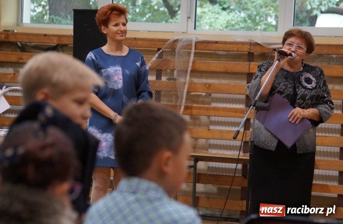 Zdjęcie w galerii na portalu naszraciborz.pl: Kwiaty, gratulacje i uśmiechy na Dniu Nauczyciela w Nędzy  wiadomości z regionu