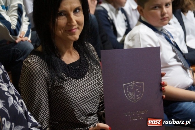 Zdjęcie w galerii na portalu naszraciborz.pl: Kwiaty, gratulacje i uśmiechy na Dniu Nauczyciela w Nędzy  wiadomości z regionu