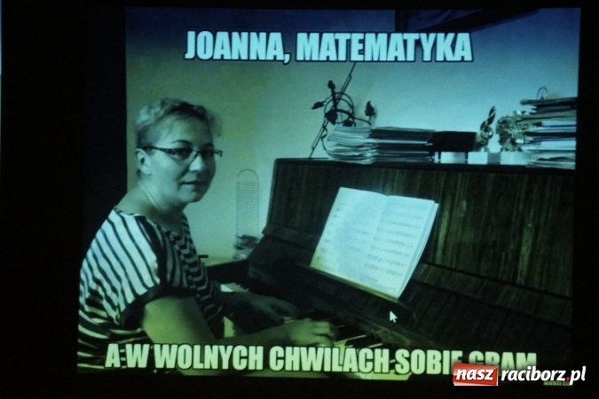 Zdjęcie w galerii na portalu naszraciborz.pl: Kwiaty, gratulacje i uśmiechy na Dniu Nauczyciela w Nędzy  wiadomości z regionu