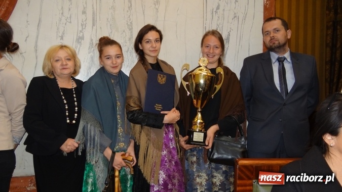 Zdjęcie w galerii na portalu naszraciborz.pl: Tradycje i obrzędy na najwyższym poziomie w wykonaniu kabaretu Krzanowickie Omy wiadomości z regionu