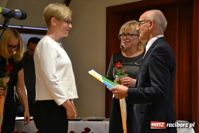 Zdjęcie w galerii na portalu naszraciborz.pl: Powiatowa oświata świętowała na zamku wiadomości z regionu