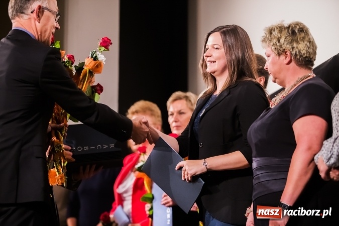 Zdjęcie w galerii na portalu naszraciborz.pl: Miejskie obchody Dnia Edukacji Narodowej w Strzesze. Wręczono nagrody prezydenta wiadomości z regionu