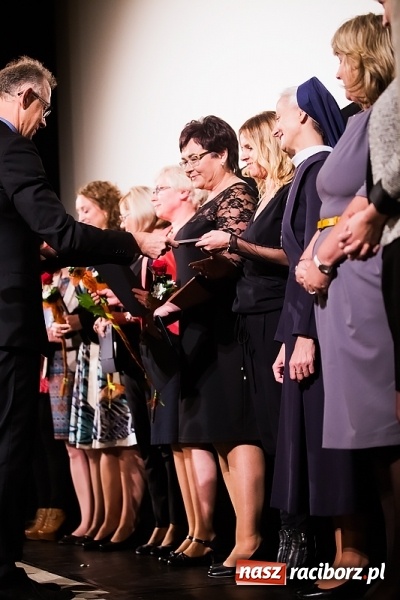 Zdjęcie w galerii na portalu naszraciborz.pl: Miejskie obchody Dnia Edukacji Narodowej w Strzesze. Wręczono nagrody prezydenta wiadomości z regionu