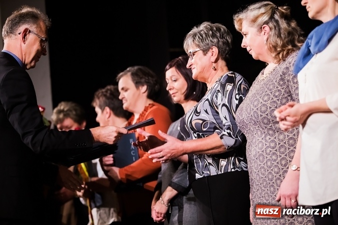 Zdjęcie w galerii na portalu naszraciborz.pl: Miejskie obchody Dnia Edukacji Narodowej w Strzesze. Wręczono nagrody prezydenta wiadomości z regionu