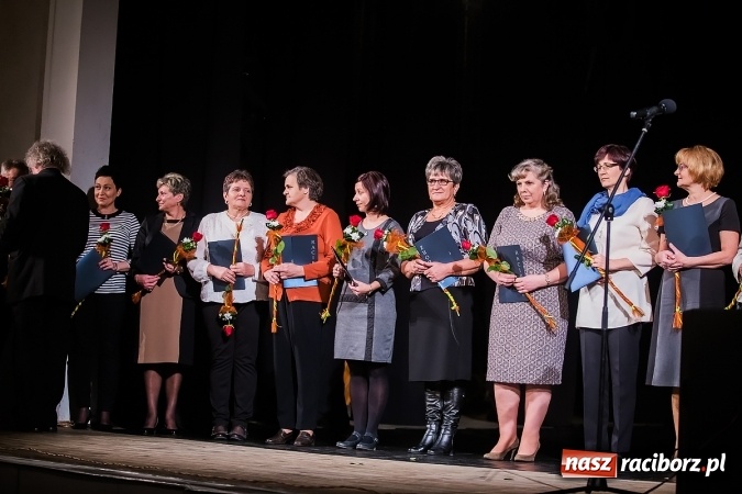 Zdjęcie w galerii na portalu naszraciborz.pl: Miejskie obchody Dnia Edukacji Narodowej w Strzesze. Wręczono nagrody prezydenta wiadomości z regionu