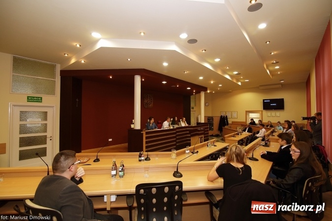 Zdjęcie w galerii na portalu naszraciborz.pl: Obradowała nowa Młodzieżowa Rada Miasta wiadomości z regionu