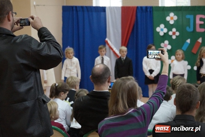 Zdjęcie w galerii na portalu naszraciborz.pl: Szczęśliwa 13-tka w Zawadzie Ks. pasowana na ucznia wiadomości z regionu